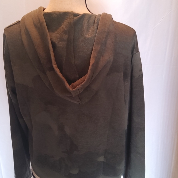 Alternative Cropped Camo Print Hoodie - Picture 8 of 11